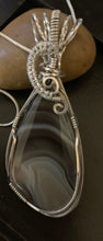 Load image into Gallery viewer, a pair of shoes on a tennis court 